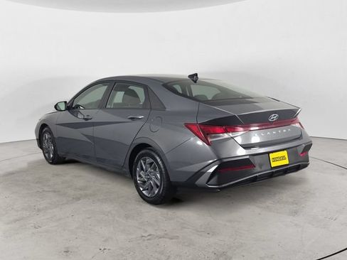 Used 2024 Hyundai Elantra SEL FWD image 3