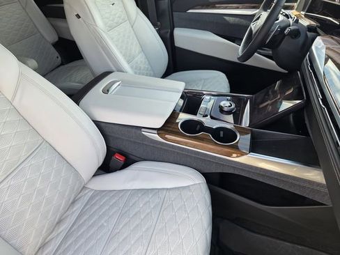 Used 2026 Cadillac Escalade Platinum Sport w/ LPO, ONYX Package image 10