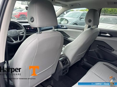 Used 2023 Volkswagen Taos SE w/ Panoramic Sunroof Package FWD image 11