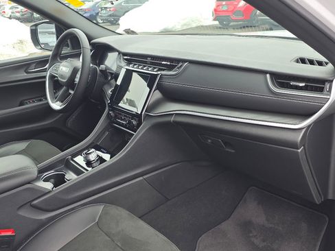 Certified 2025 Jeep Grand Cherokee Altitude image 21