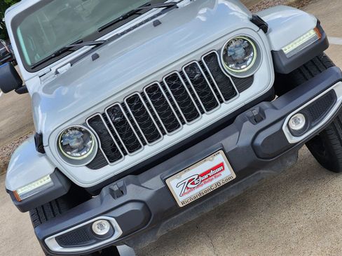 Used 2025 Jeep Wrangler Sahara image 14