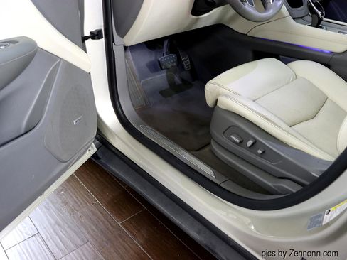 Used 2017 Cadillac XT5 Luxury image 25