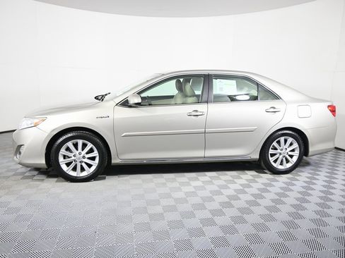 Used 2014 Toyota Camry LE image 2