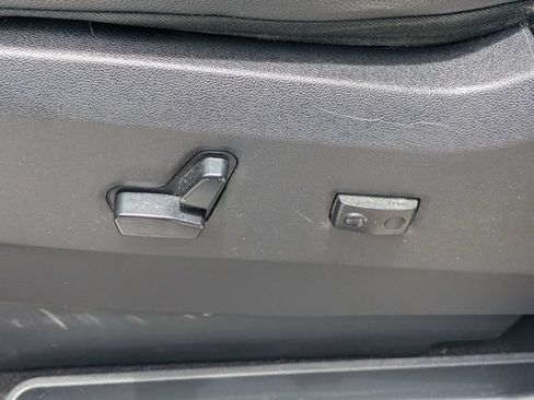 Used 2016 Chrysler Town & Country Touring FWD image 19