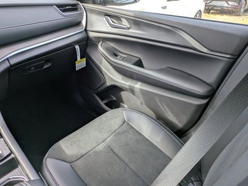 New 2025 Jeep Grand Cherokee L Laredo image 15