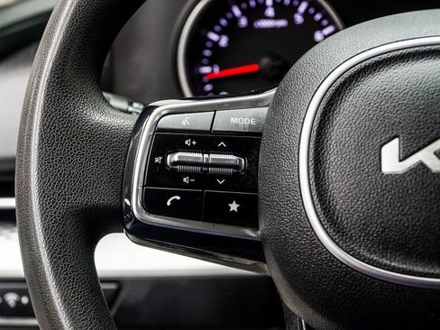 Used 2024 Kia Carnival LX image 27