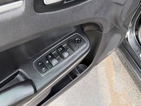 Used 2019 Chrysler 300 Limited RWD image 27