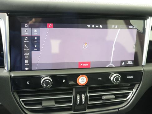 Used 2025 Porsche Macan image 29