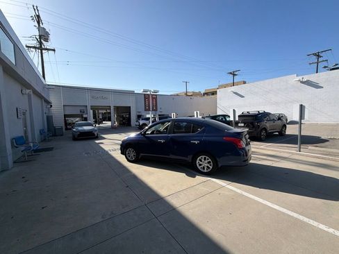 Used 2019 Nissan Versa SV w/ SV Special Edition Package FWD image 3