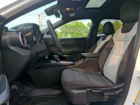 Used 2024 Chevrolet Trax RS w/ Sunroof Package FWD image 13