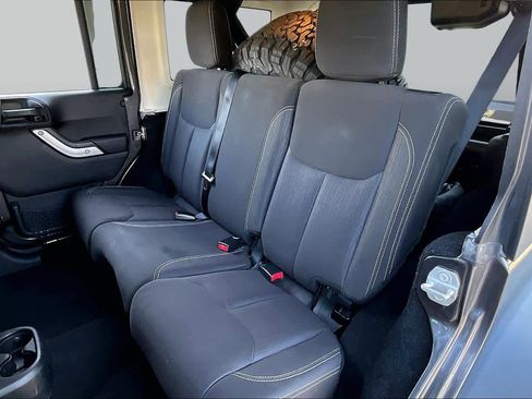Used 2016 Jeep Wrangler Unlimited Rubicon w/ Connectivity Group AWD/4WD image 18