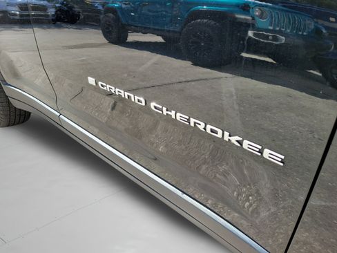 Certified 2025 Jeep Grand Cherokee Laredo w/ Trailer Tow Package AWD/4WD image 29