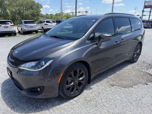 Used 2018 Chrysler Pacifica Limited w/ Advanced Safetytec Group FWD image 7