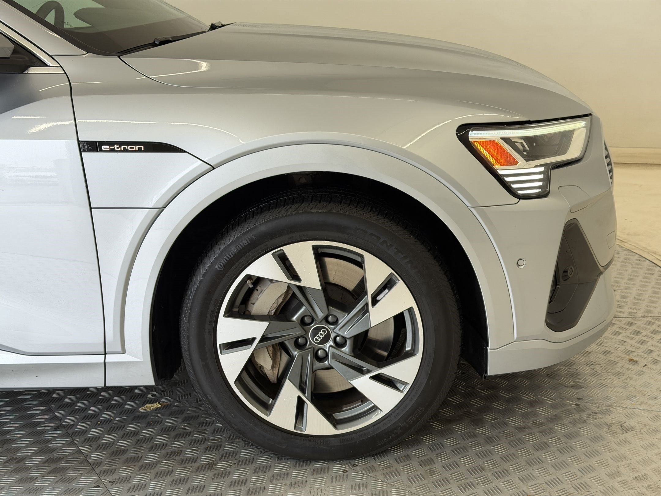 Used 2023 Audi e-tron Premium Plus w/ Premium Plus Package AWD/4WD image 13