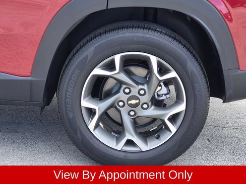 Used 2025 Chevrolet Trax LT w/ LT Convenience Package FWD image 33
