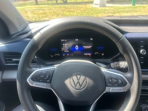 Used 2022 Volkswagen Taos SE FWD image 11
