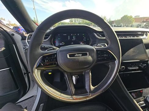 Used 2023 Jeep Grand Cherokee Overland AWD/4WD image 7