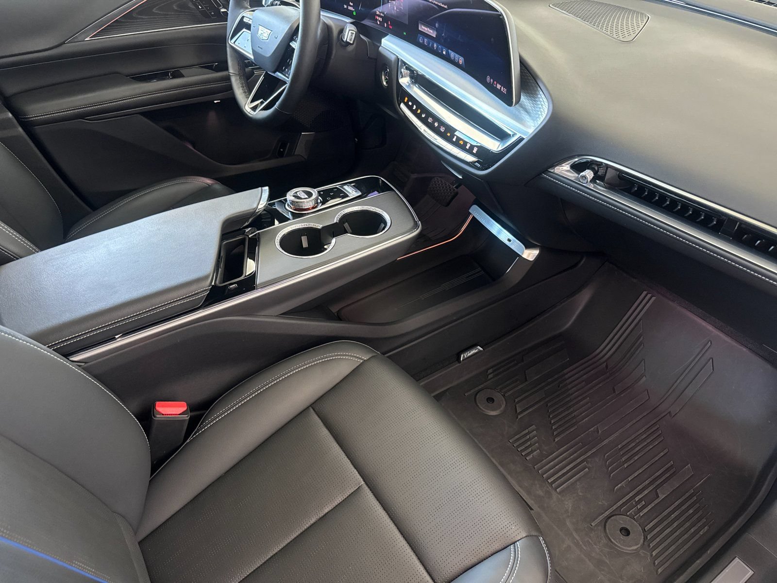 Used 2024 Cadillac Lyriq Luxury w/ LPO, Floor Liner Package AWD/4WD image 17