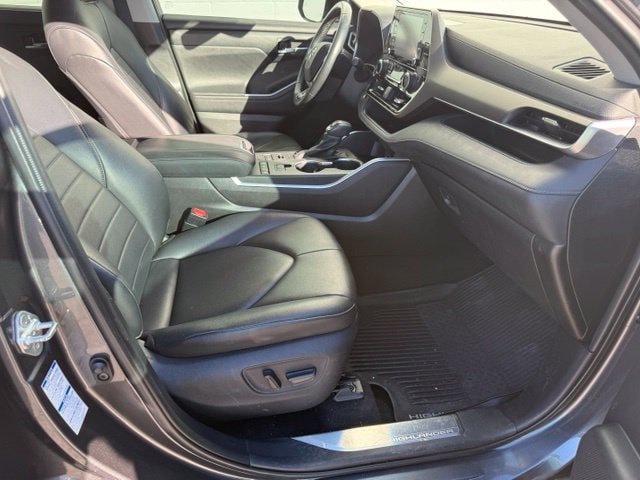 Used 2020 Toyota Highlander XLE AWD/4WD image 20