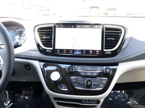 Used 2024 Chrysler Pacifica Limited FWD image 21