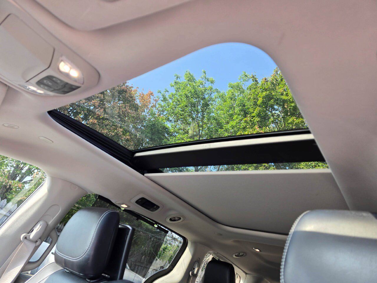 Used 2022 Chrysler Pacifica Limited w/ Uconnect Theater Family Group FWD image 22