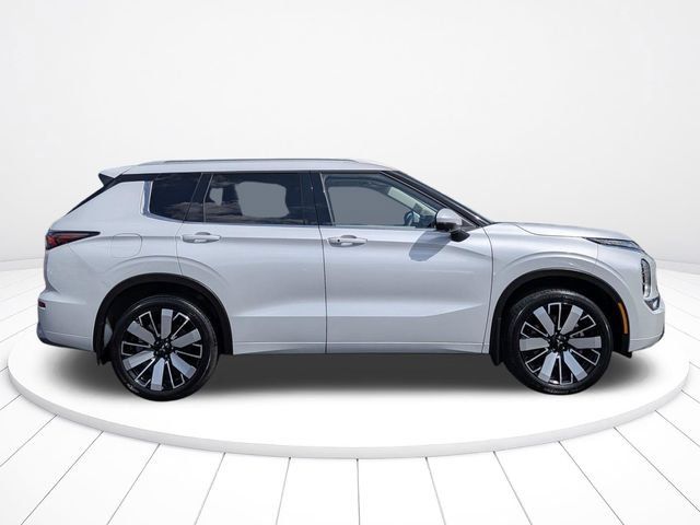 Used 2025 Mitsubishi Outlander SEL AWD/4WD image 2