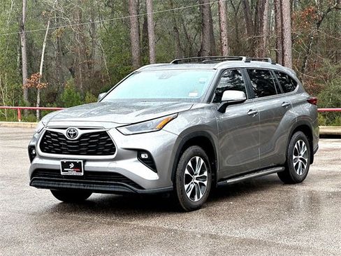 New 2025 Toyota Highlander XLE image 4