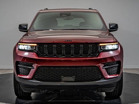 Used 2023 Jeep Grand Cherokee Altitude RWD image 2