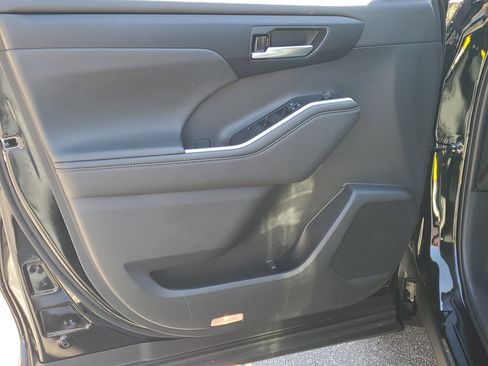 Used 2026 Toyota Highlander XLE image 18