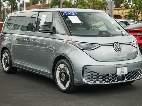 Used 2025 Volkswagen ID. Buzz Pro S RWD image 3