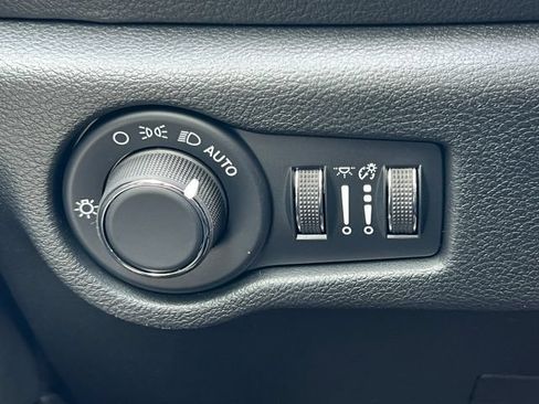 New 2027 Chrysler Pacifica Select w/ Family Tech Group AWD/4WD image 18