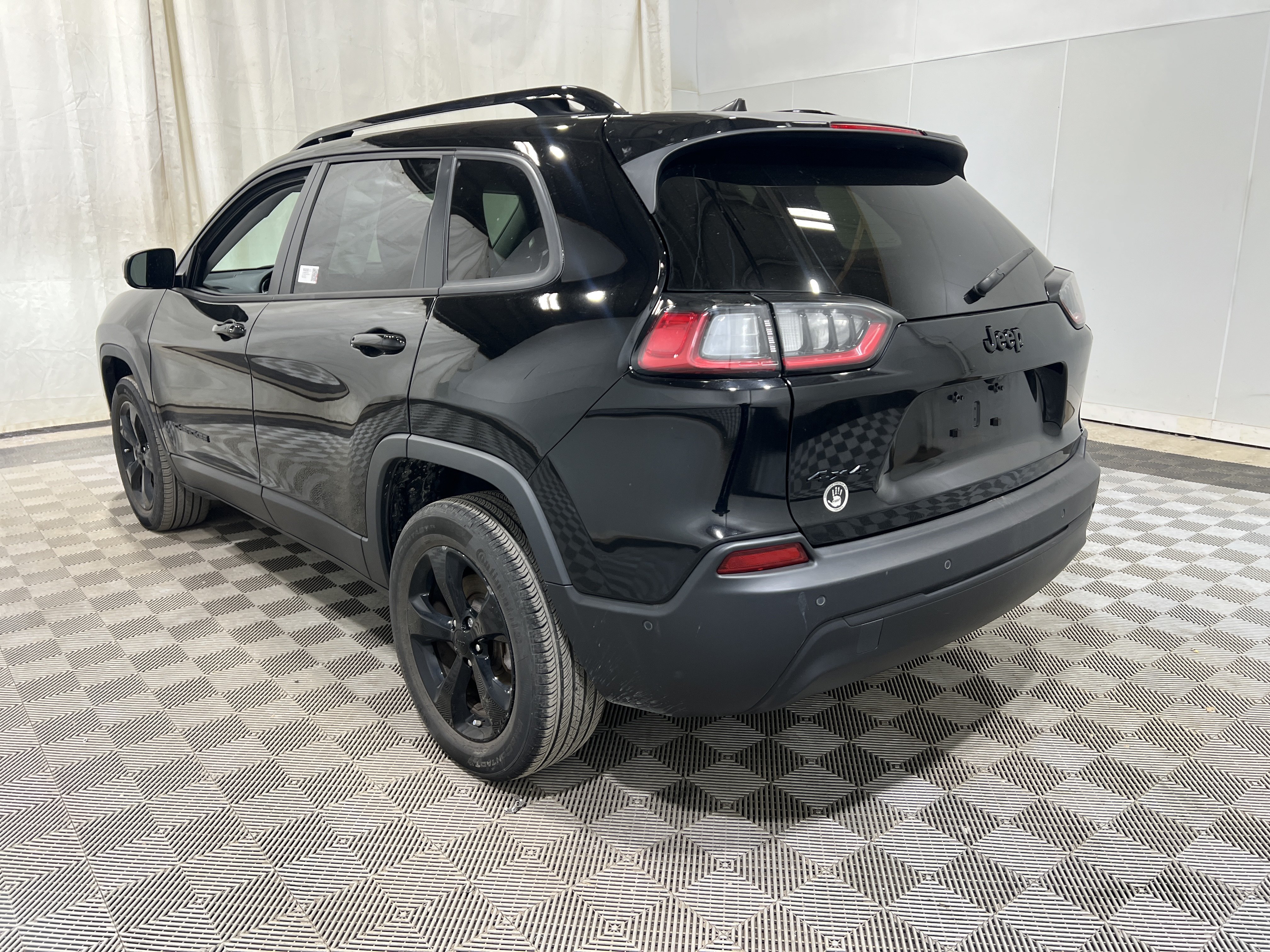 Used 2023 Jeep Cherokee Altitude Lux w/ Elite Group AWD/4WD image 2