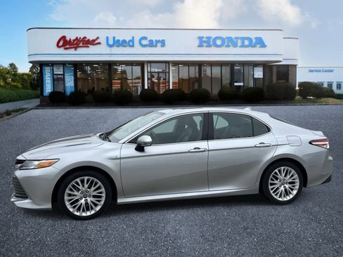 Used 2020 Toyota Camry XLE w/ Sunroof Package FWD image 2