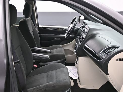 Used 2017 Dodge Grand Caravan SE image 32