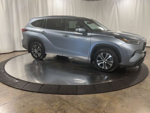 Used 2021 Toyota Highlander XLE image 3