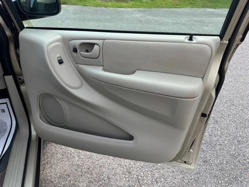 Used 2005 Chrysler Town & Country FWD image 24
