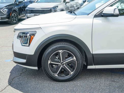 Certified 2023 Kia Niro EX FWD image 9