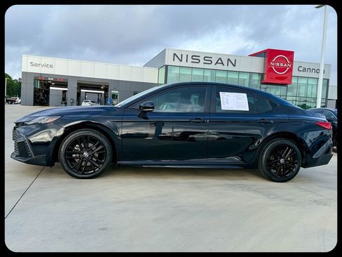 Used 2025 Toyota Camry SE FWD image 18