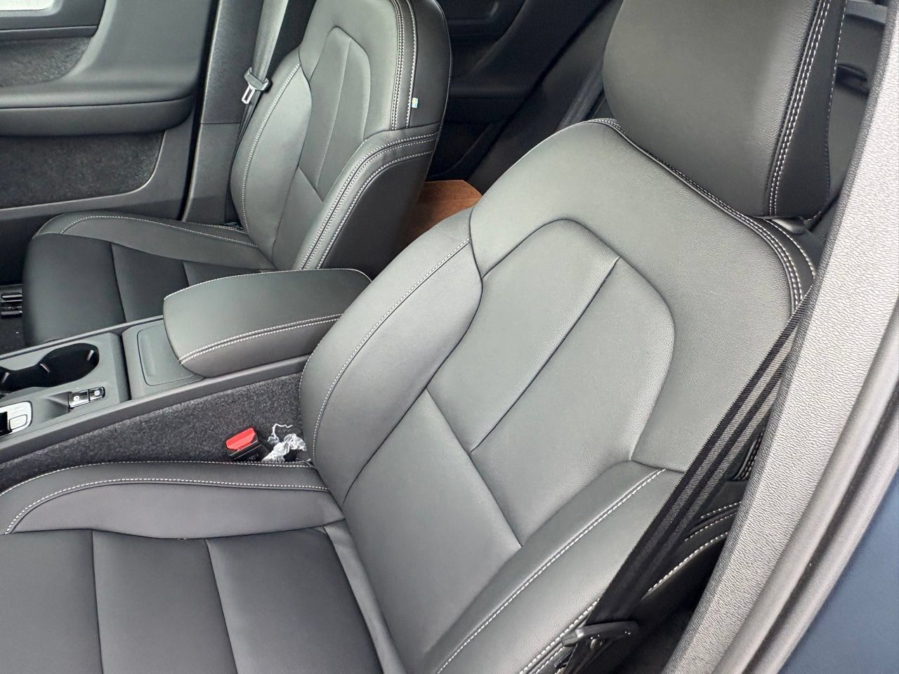 New 2026 Volvo XC40 B5 Core w/ Climate Package AWD/4WD image 19