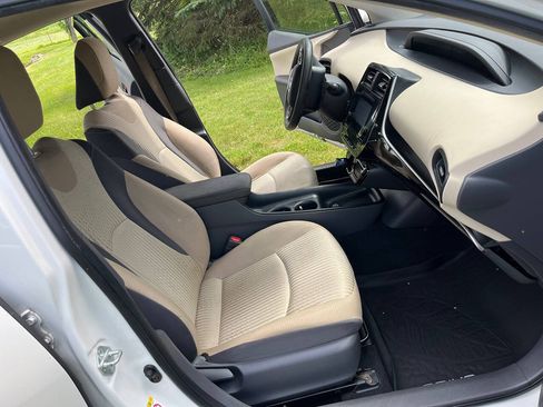 Used 2017 Toyota Prius Two FWD image 5