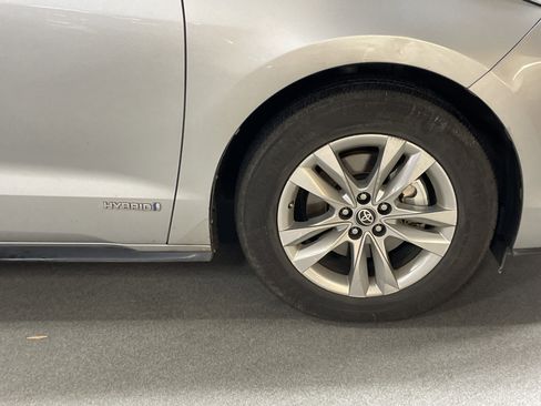 Used 2021 Toyota Sienna Limited image 6