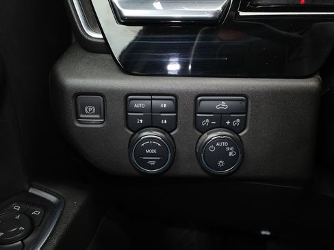 Used 2022 Chevrolet Silverado 1500 LT w/ Z71 Off-Road Package AWD/4WD image 22