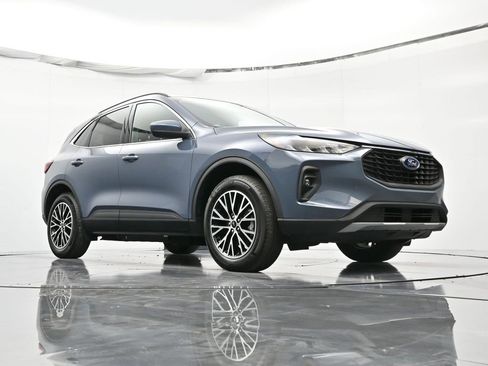 Certified 2025 Ford Escape SE w/ Class II Trailer Tow Package image 38