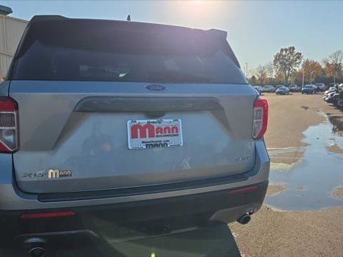 Used 2022 Ford Explorer XLT w/ Equipment Group 202A image 6