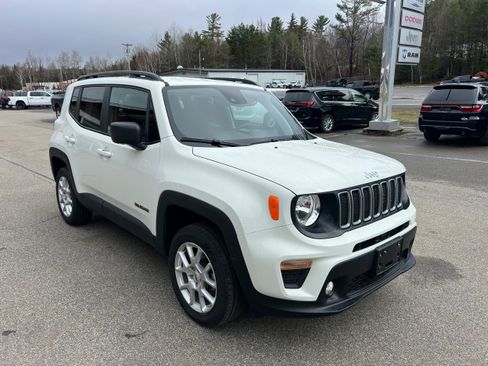 Used 2023 Jeep Renegade Latitude w/ Premium Group image 3
