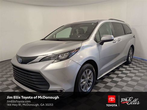 Used 2024 Toyota Sienna XLE FWD image 1
