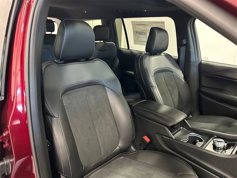 New 2025 Jeep Grand Cherokee L Altitude image 35