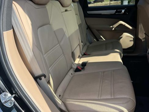 Used 2023 Porsche Cayenne AWD/4WD image 26