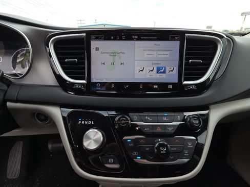 Used 2023 Chrysler Pacifica Touring-L image 10