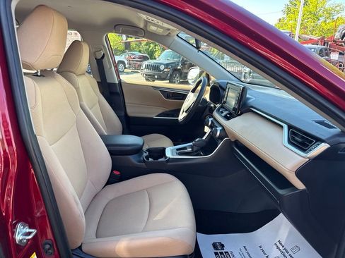 Used 2019 Toyota RAV4 LE w/ All Weather Liner Package FWD image 31